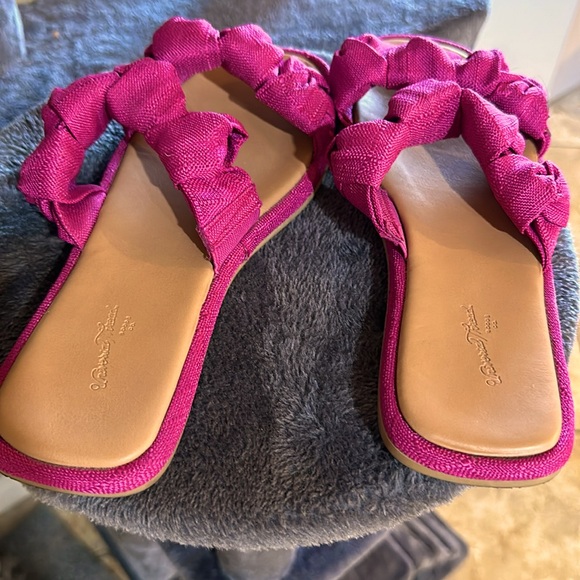 Universal Thread Memory Foam cushioned Pink Fuchsia Sandals Size 8 in EUC - Picture 2 of 4